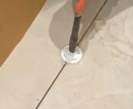 仪陇瓷砖空鼓维修公司专业解答瓷砖在铺贴过程中，如果没有涂抹均匀到位的粘结材料（如水泥砂浆或瓷砖胶），可能会导致以下问题